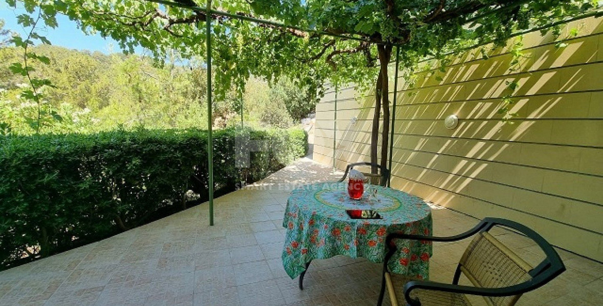 Do you wish to own this Superb Villa in Moniatis with a private road & big garden?
