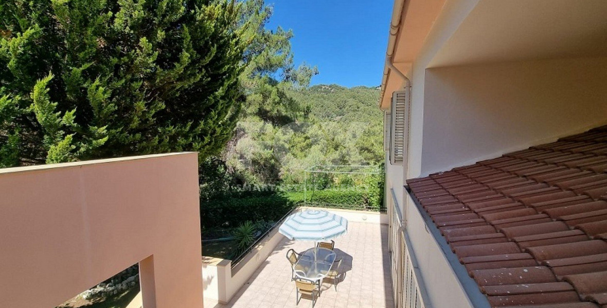 Do you wish to own this Superb Villa in Moniatis with a private road & big garden?