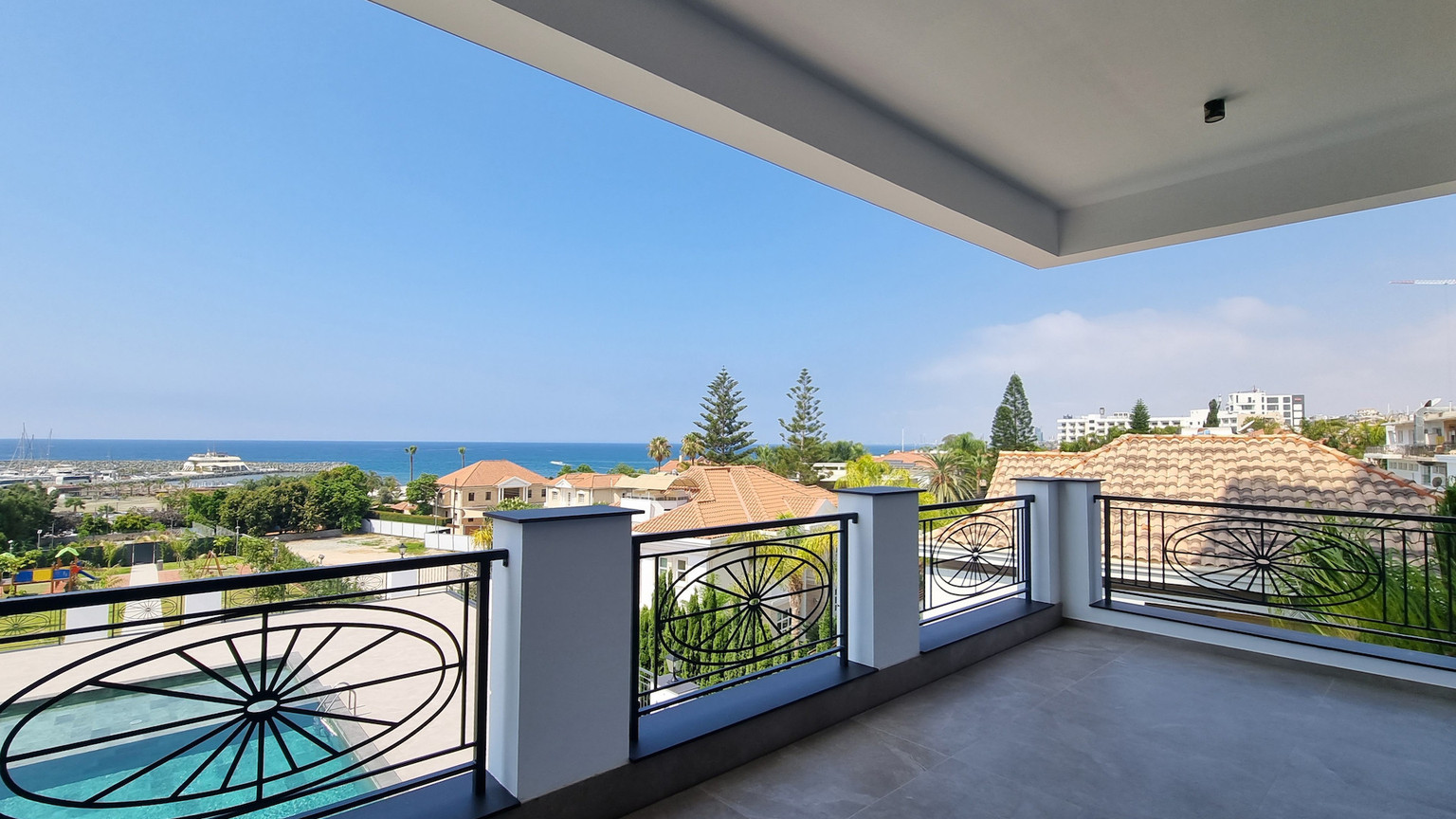 Modern 2 Bedroom Sea Front Apartment with Pool and Gym