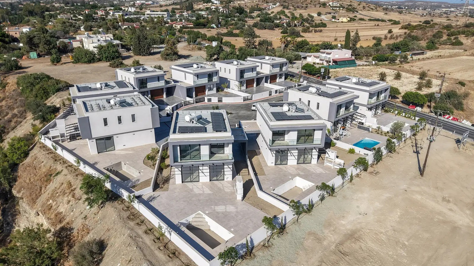 Modern Detached House with Pool in Moni