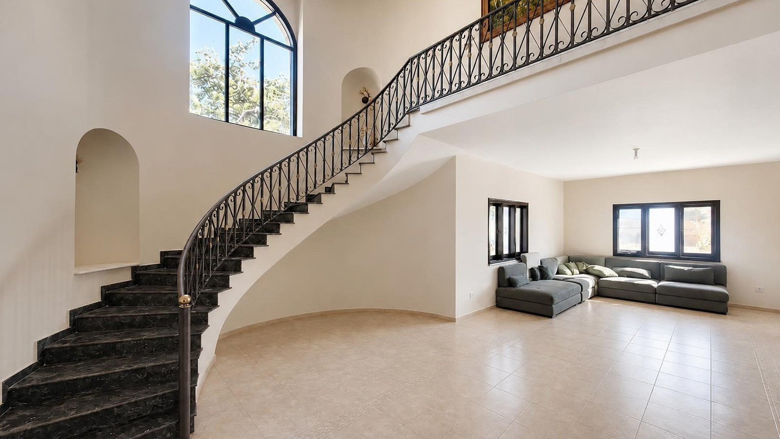Expansive 3-Bedroom Villa with Garden in Pyrgos Lemesou