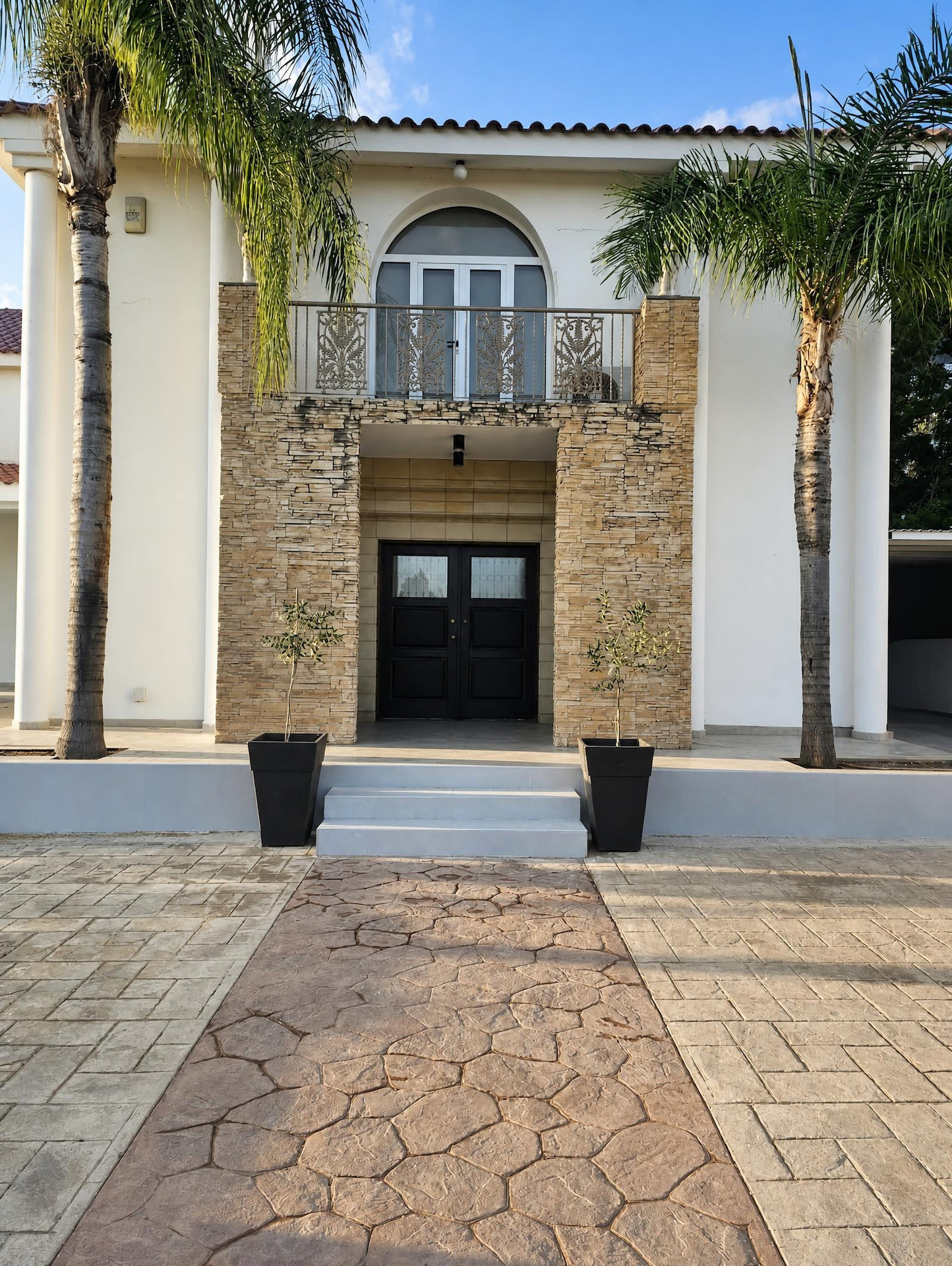 Expansive 5-Bedroom Villa in Agios Athanasios