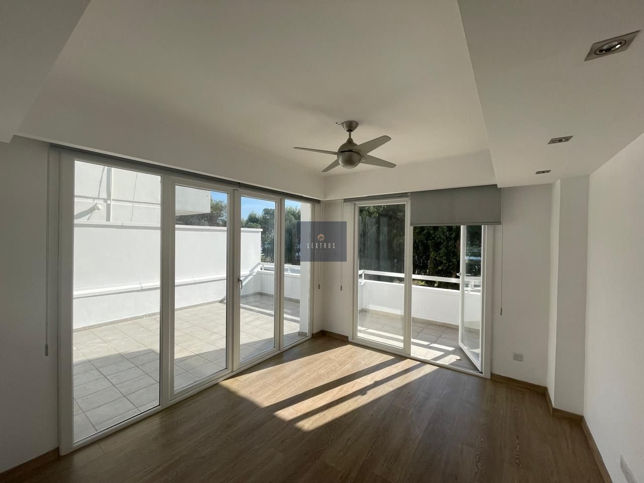 Presenting a spacious three-bedroom apartment for sale in the desirable Germasogeia area of Limassol. This prime location offers captivating sea views.