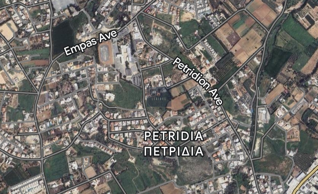 Large 605 M2 Field for Sale in Empa Village
