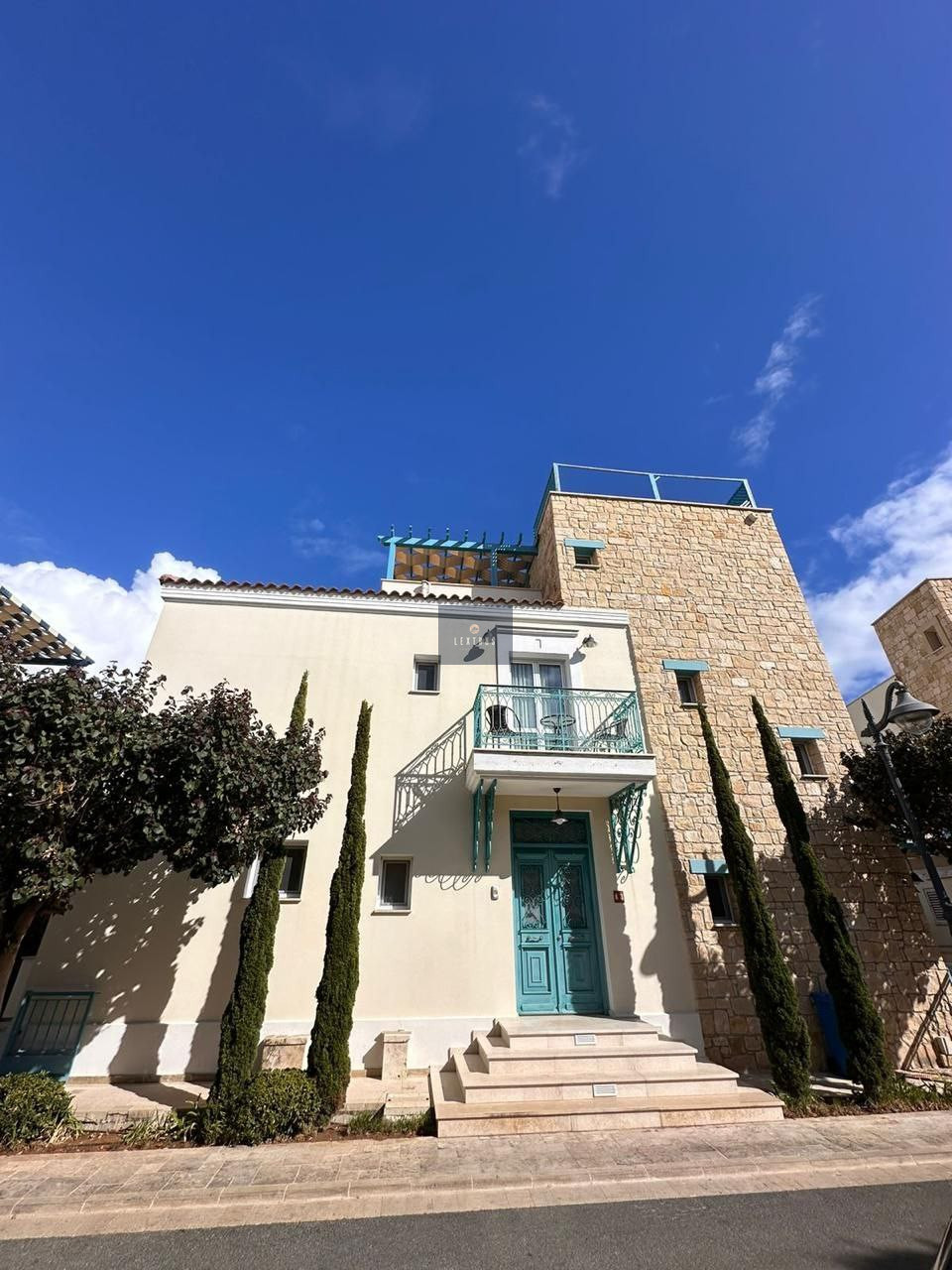 Spacious Five Bedroom Home Seafront