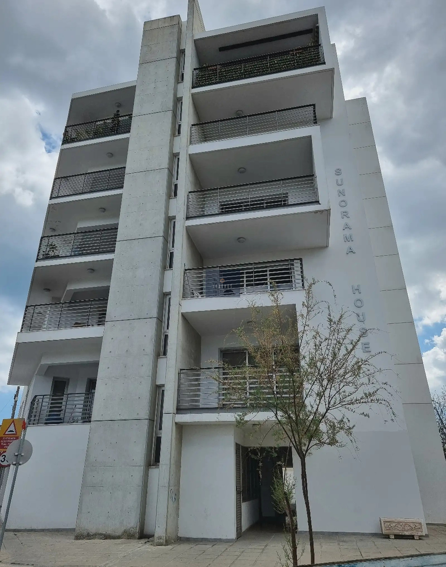 Fully Furnished Penthouse Apartment in Central SOTIROS