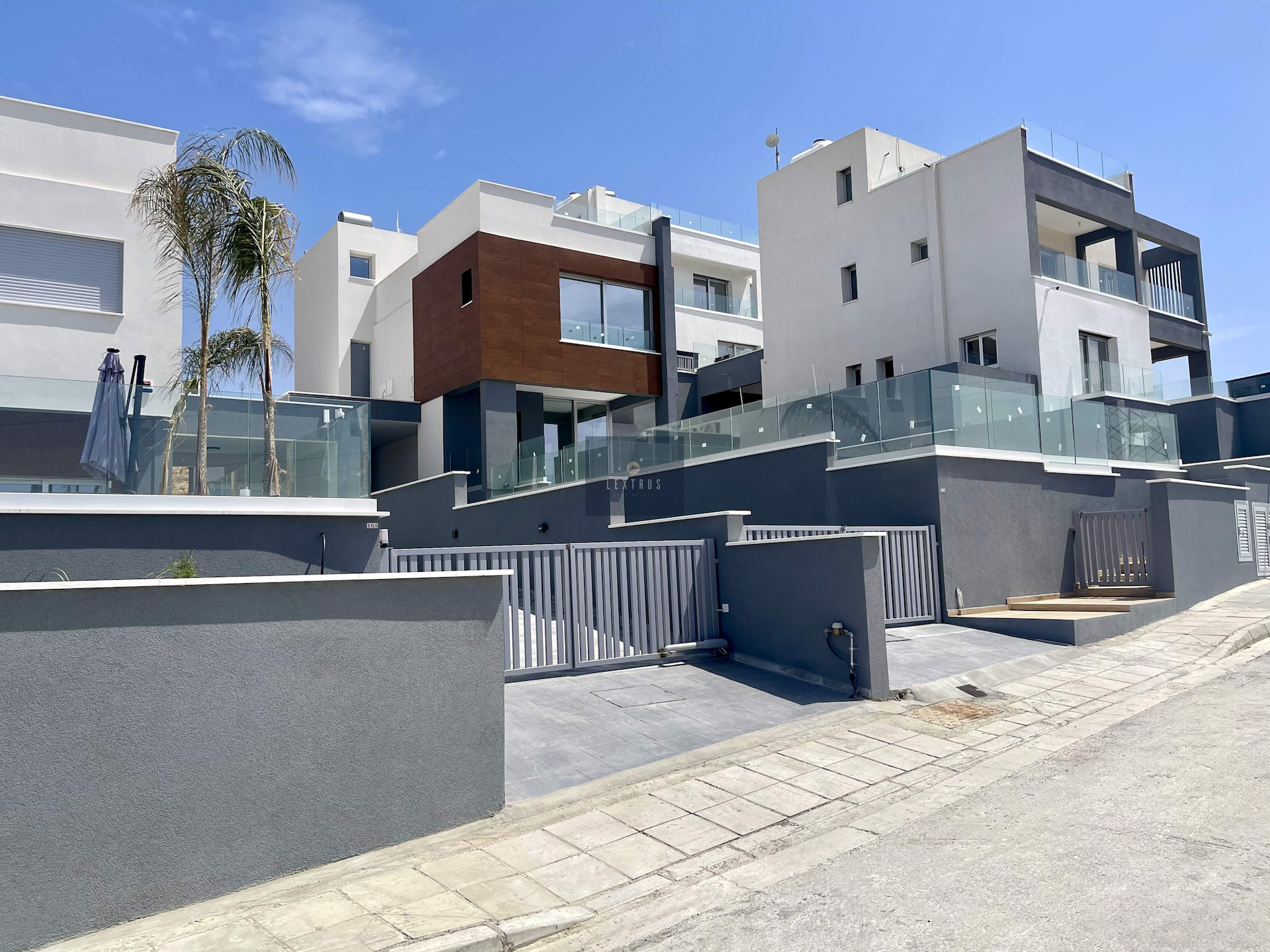 Modern 3-Bedroom Detached Villa with in Parekklisia