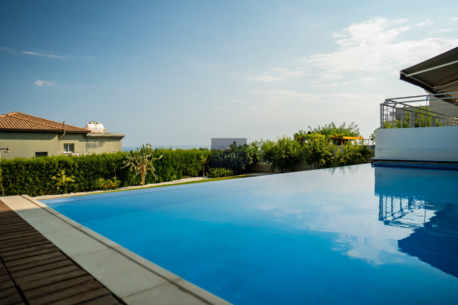 Spacious Five Bedroom Villa with Pan