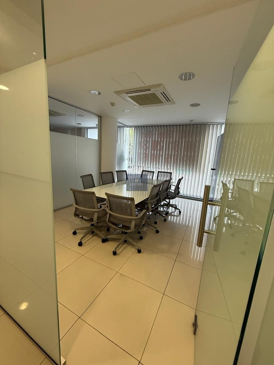 Fully Furnished Office 326m2 in Central Mesa Geitonia