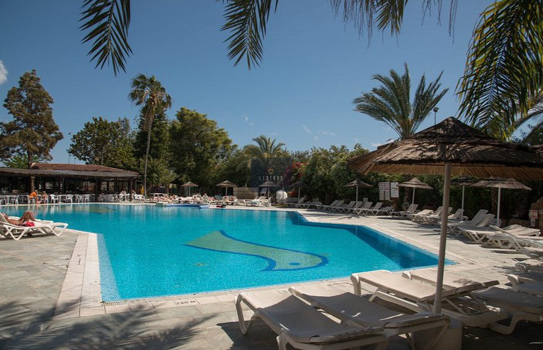 🏡 FOR RENT | Fully renovated 2-Bedroom Apartment in Kato Paphos with pool, near the Beach