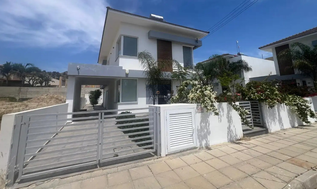 MODERN 4 BEDROOM HOUSE WITH A PRIVATE POOL — for rent in Oroklini, Larnaca, Cyprus