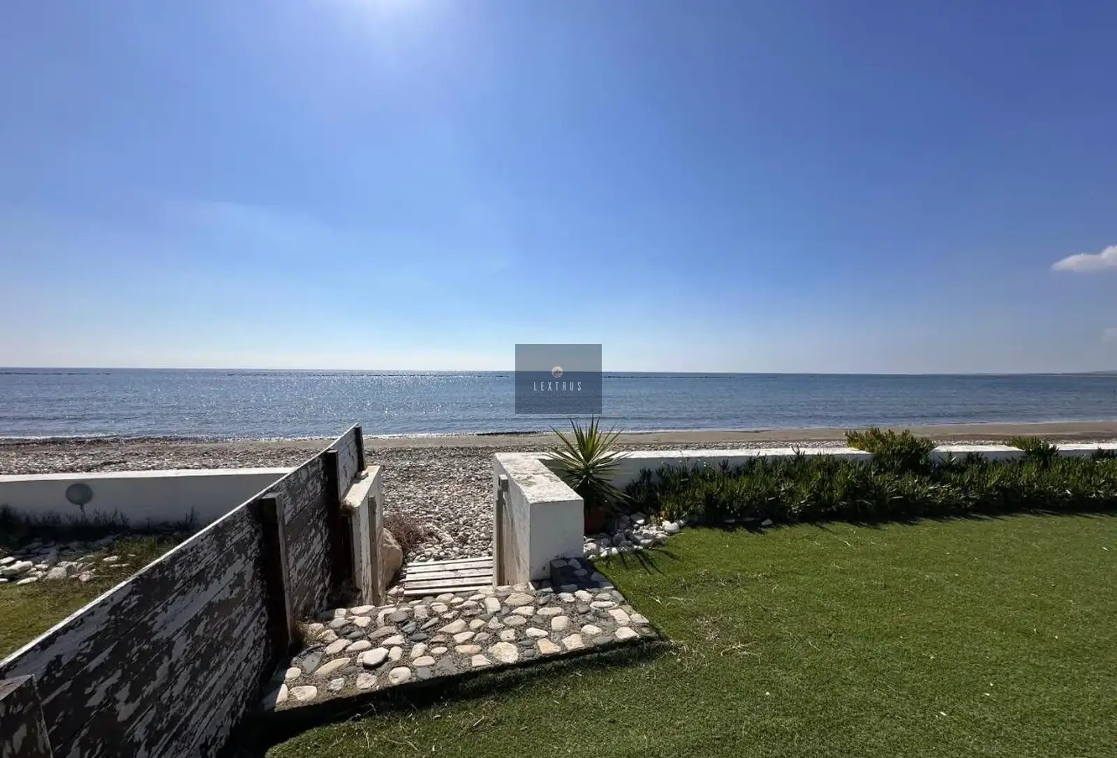 Luxurious Beachfront Living: Stunning 3-Bedroom Villa for Rent in Pervolia, Larnaca