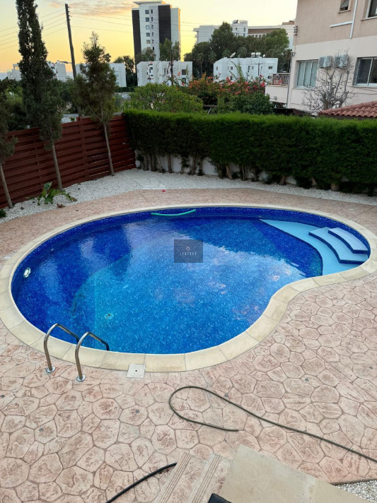 Luxury 6 bedroom Villa in Pareklissia tourist area