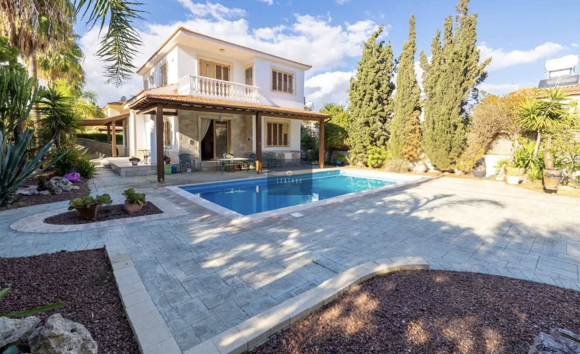 Exclusive Coastal Villa Just a Short Walk from the Beach 18669