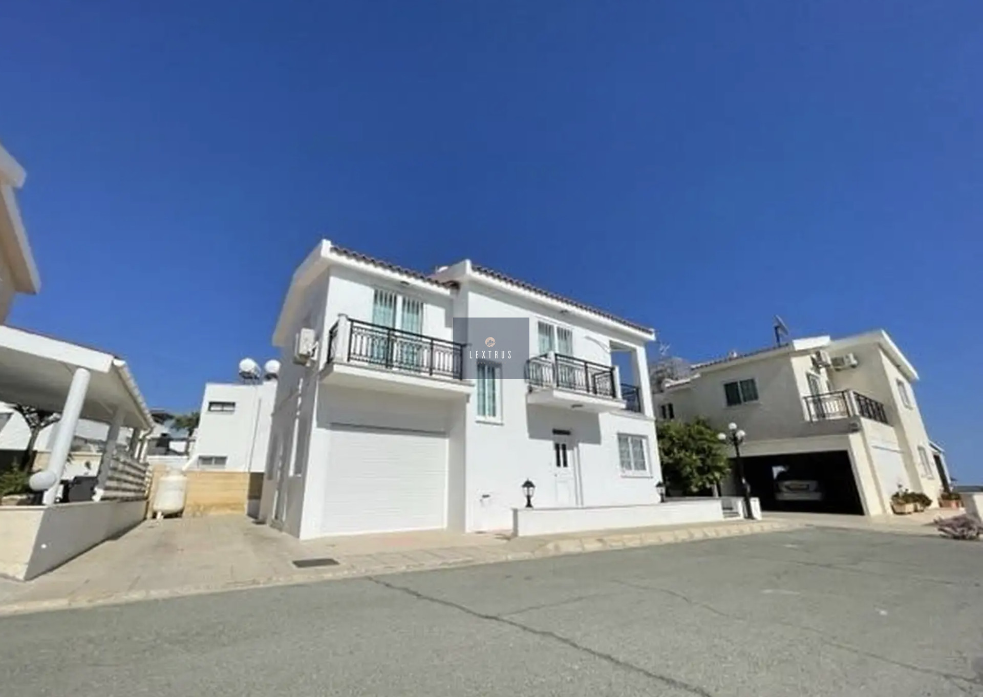 Seafront Detached Villa with Panoramic s 18718