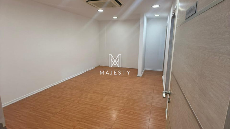 Office 300 m² for rent in Agios Athanasios, Limassol, Cyprus