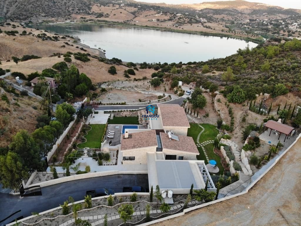 LUXURY VILLA IN AKROUNTA FOR SALE