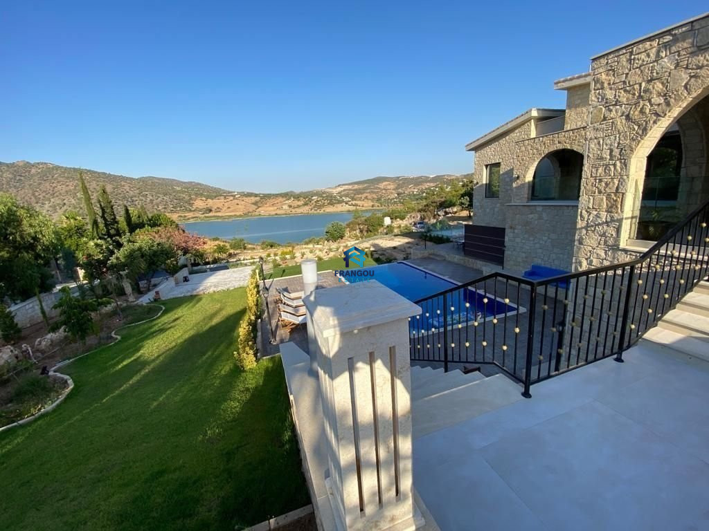 LUXURY VILLA IN AKROUNTA FOR SALE