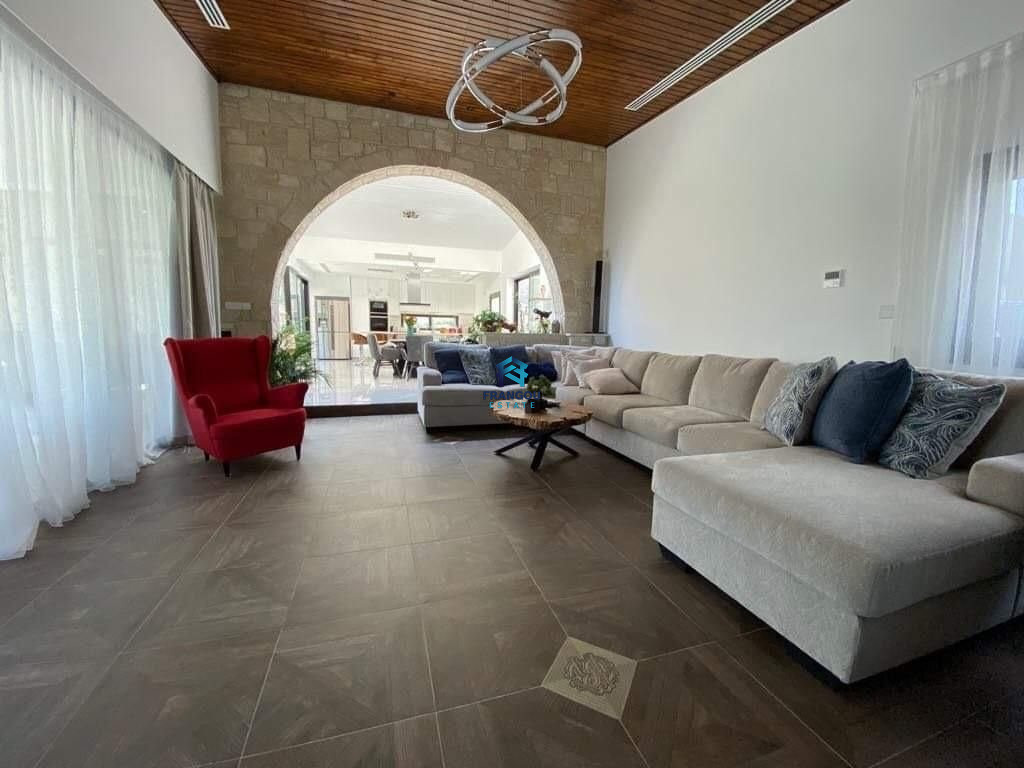 LUXURY VILLA IN AKROUNTA FOR SALE