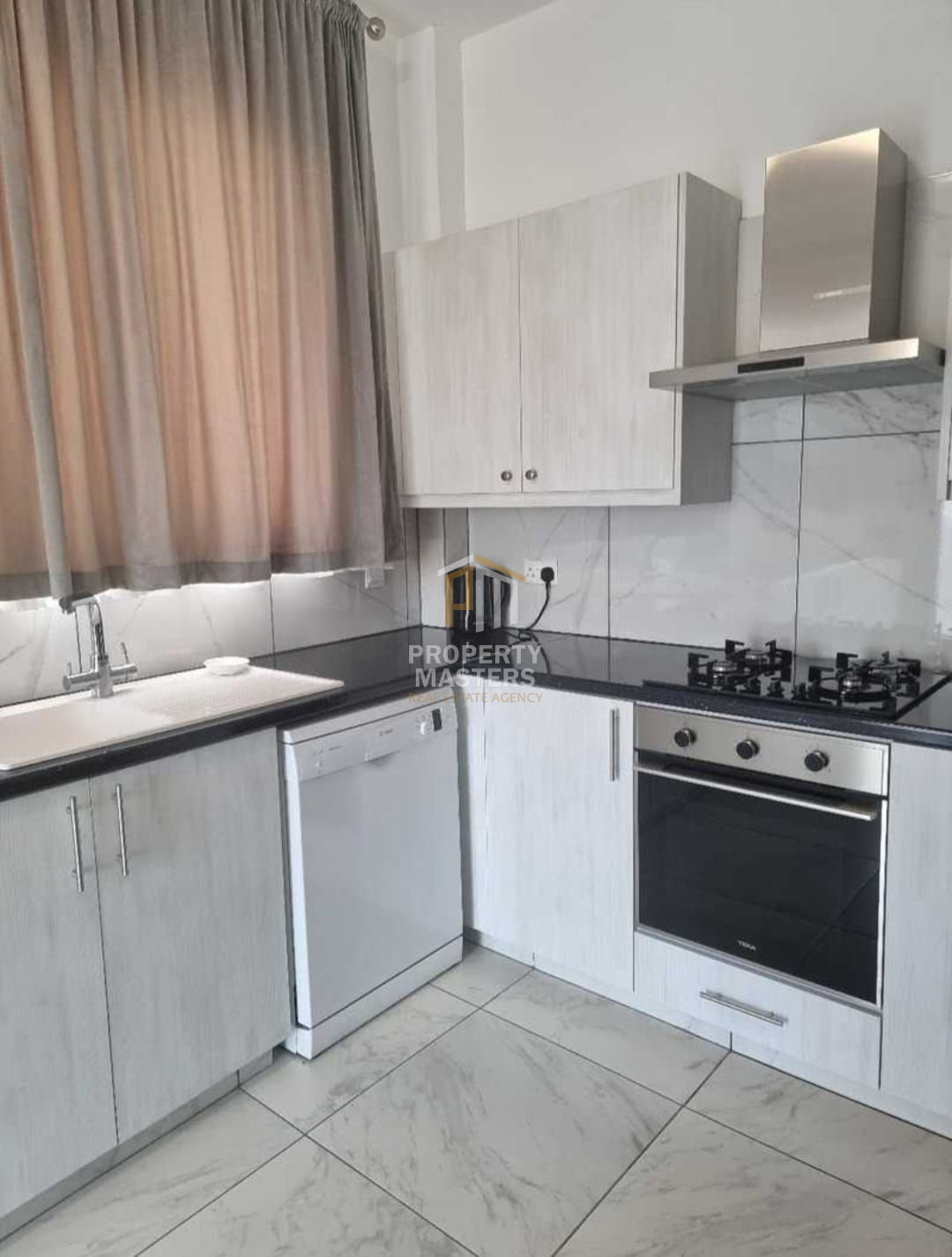Modern Fully Furnished 2 Bedroom Apartment in Harbor photo 2