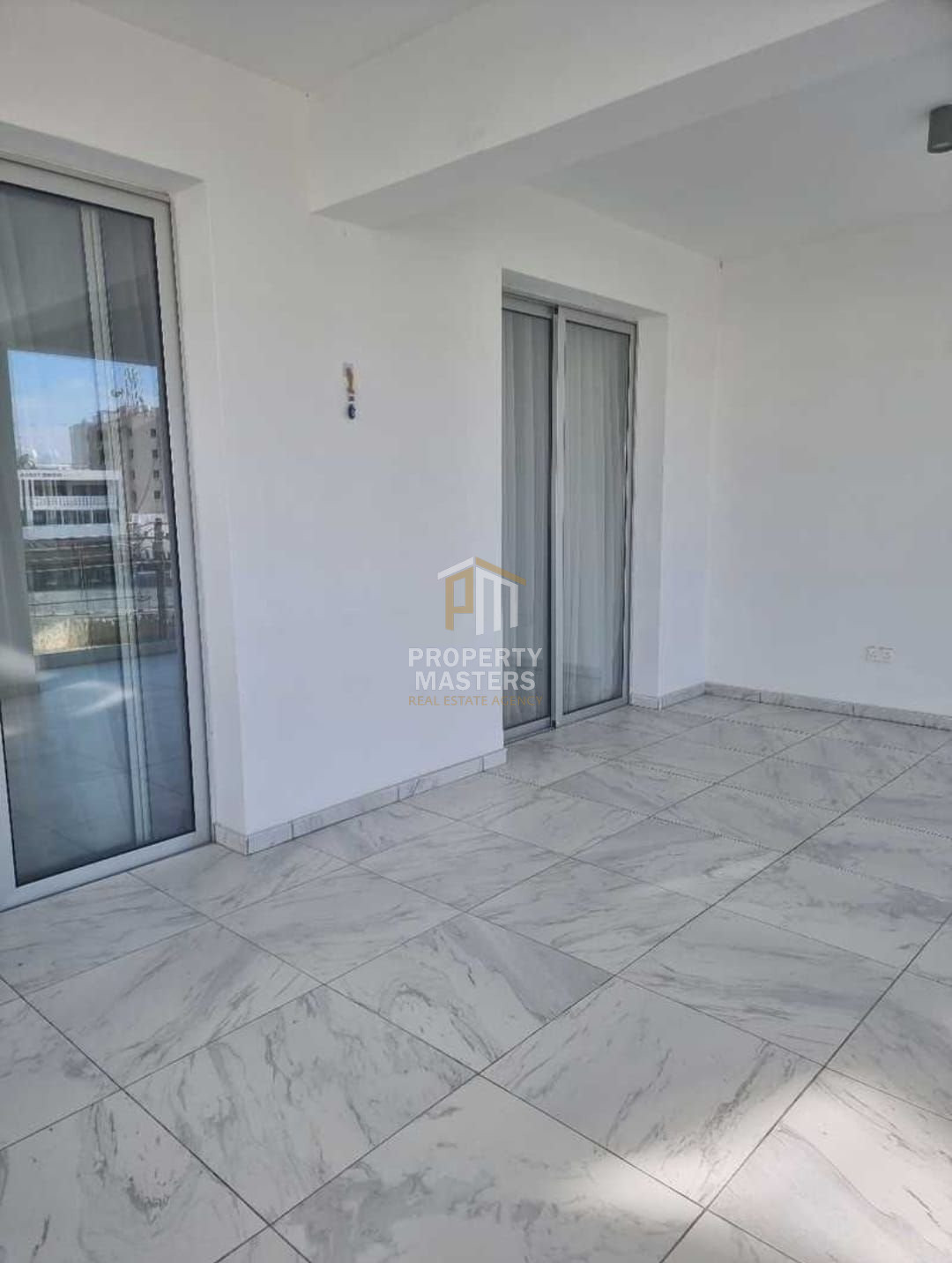 Modern Fully Furnished 2 Bedroom Apartment in Harbor photo 3