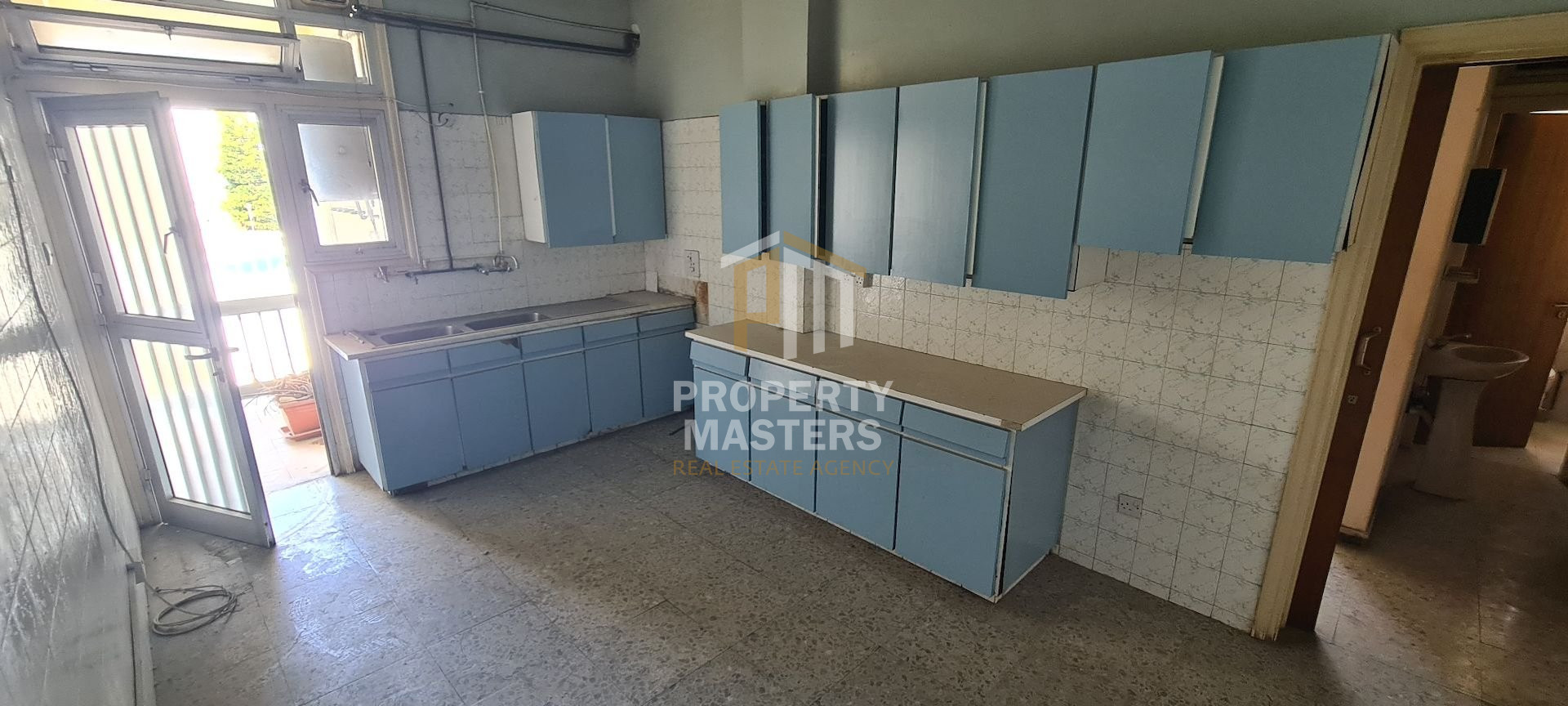 Spacious Three Bedroom Apartment in Vibrant Egkomi photo 3