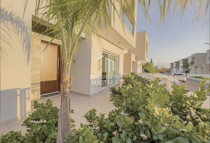 The Konia Heights Residence – Modern Living Elevated photo 3