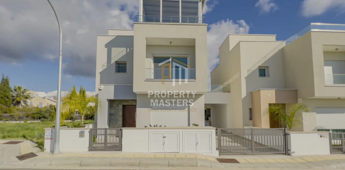 The Konia Heights Residence – Modern Living Elevated photo 1