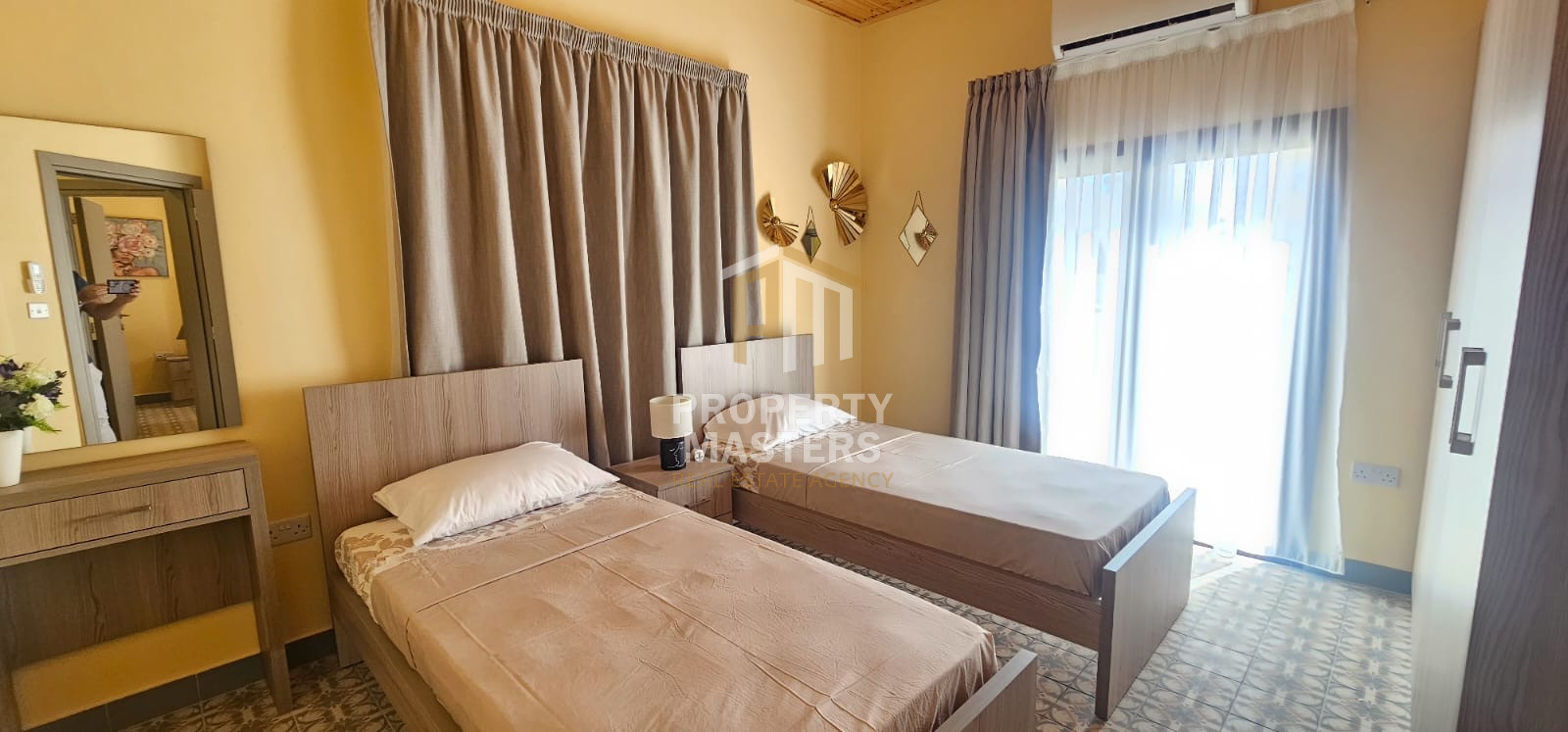 Detached Property with 2 Independent Apartments in Town Center photo 5