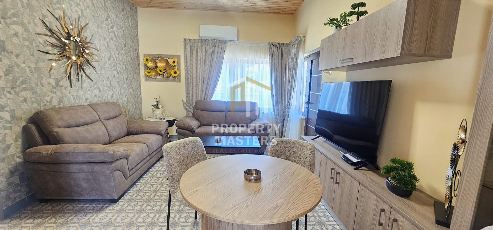 Detached Property with 2 Independent Apartments in Town Center photo 1