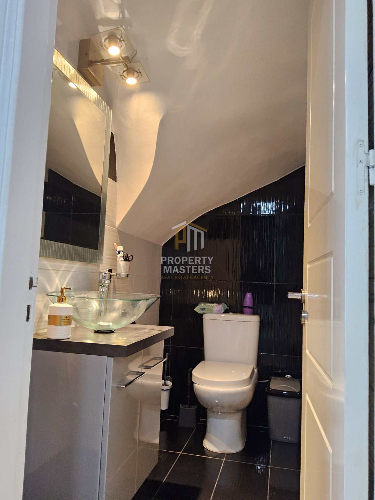 Modern Three Bedroom Semi-Detached House in Egkomi photo 3