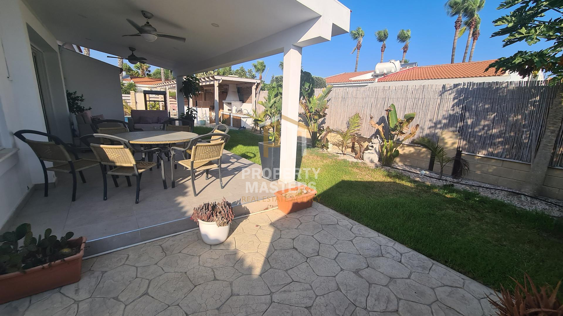 3 bedroom Detached Bungalow in Meneou photo 3