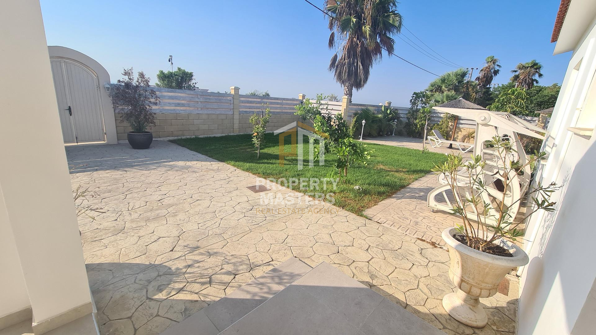 3 bedroom Detached Bungalow in Meneou photo 10