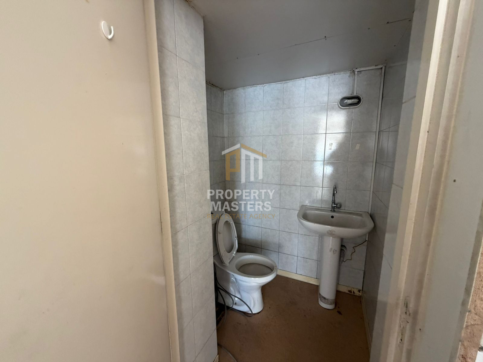 Showroom in Strovolos — Acropolis photo 4