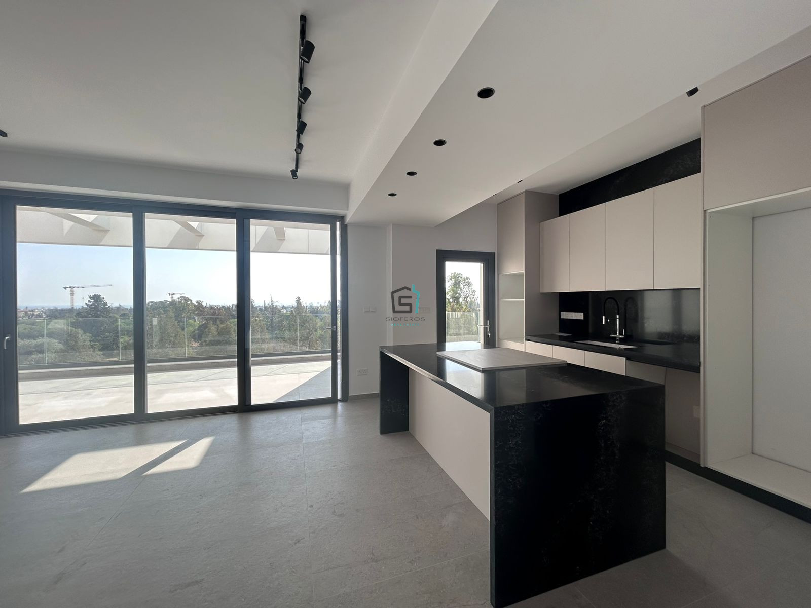 Amazing 3 Bedroom ROOF Terrace Apartment - Kato Polemidia - 4