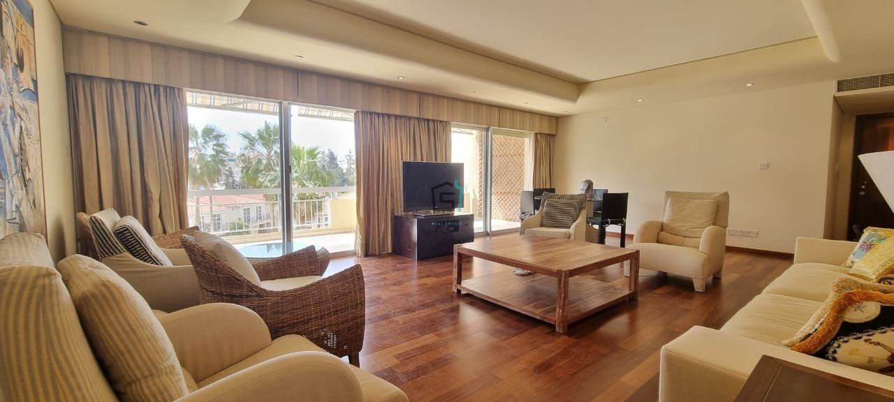 Bright 2 + 1 Bedroom Apartment - Near Oval - 4