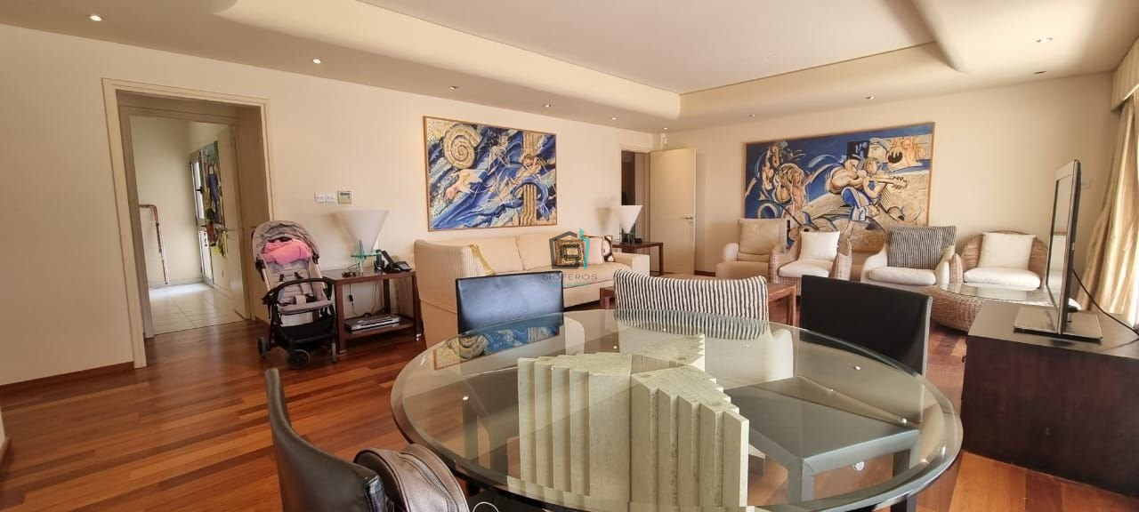Bright 2 + 1 Bedroom Apartment - Near Oval