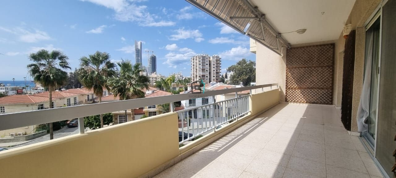 Bright 2 + 1 Bedroom Apartment - Near Oval - 2