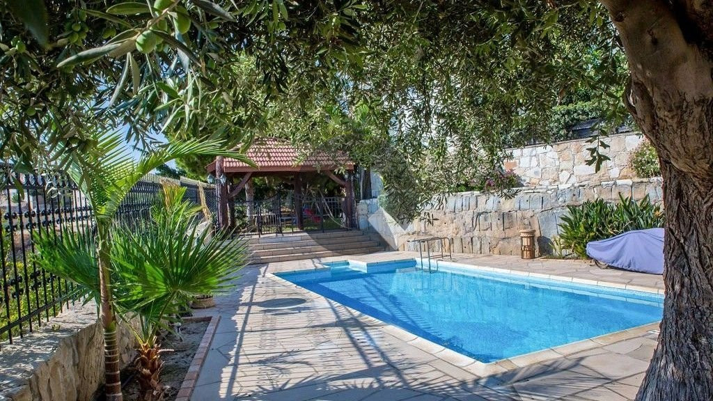 Five-bedroom house — Agia Fyla