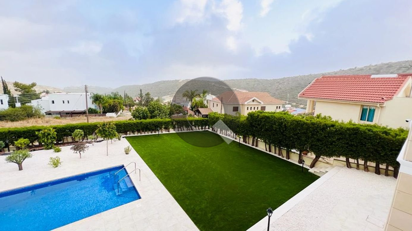 Five-bedroom house — Palodeia