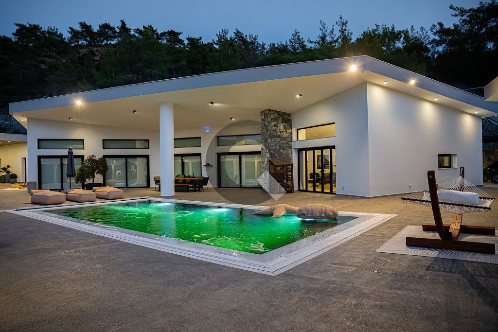 Five-bedroom house — Louvaras