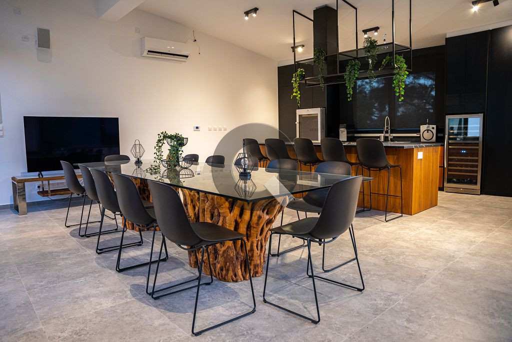 Five-bedroom house — Louvaras