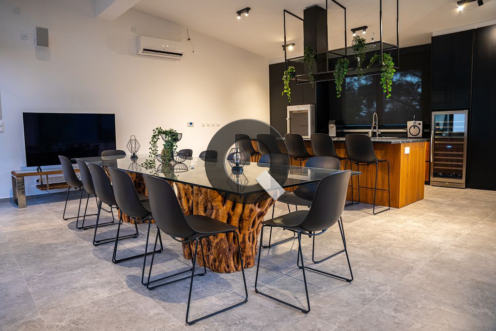 Five-bedroom house — Louvaras