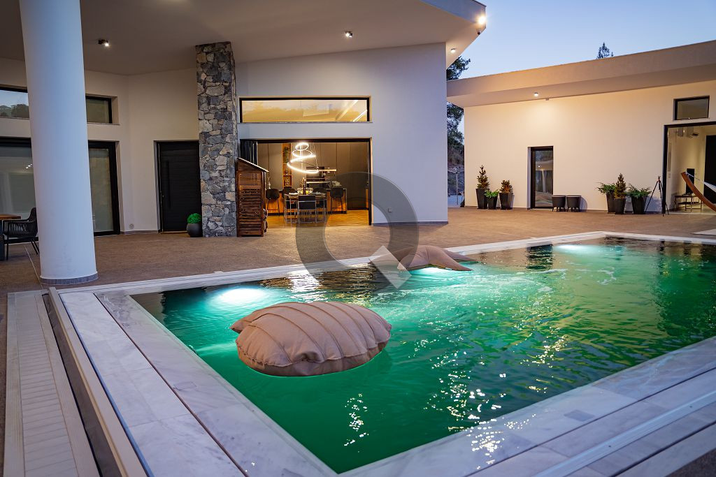 Five-bedroom house — Louvaras