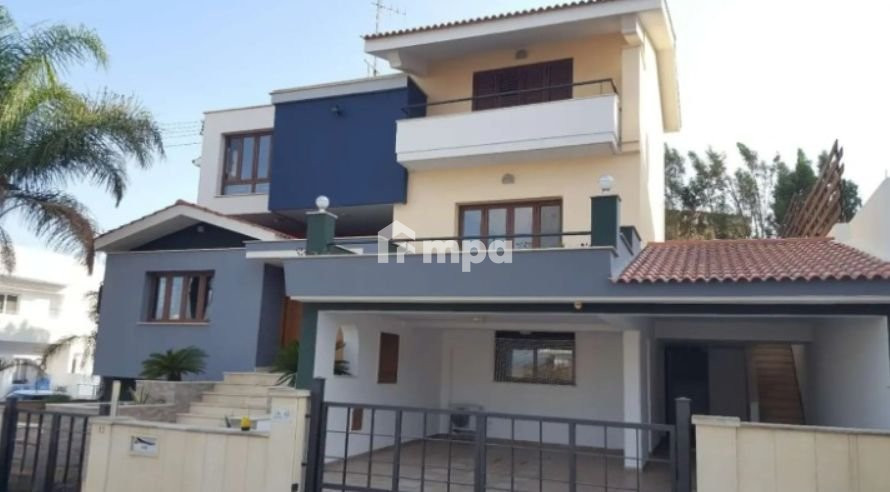 6 Bedroom House