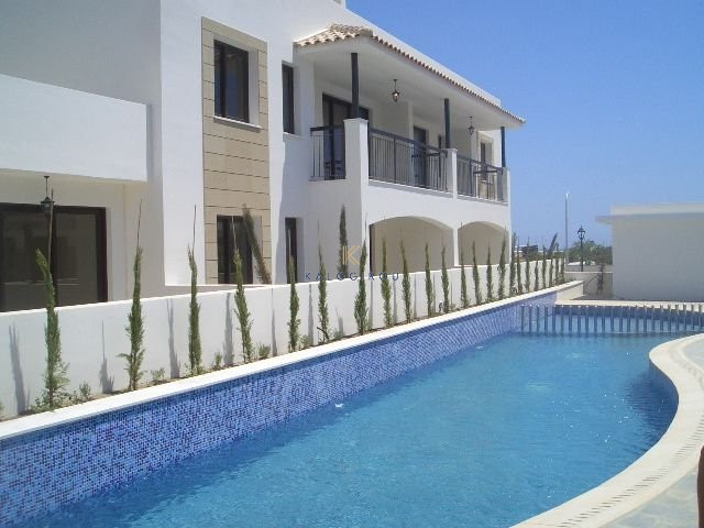 Top Floor, 2 Bedroom Flat with Roof Garden for Rent in Tersefanou area, Larnaca