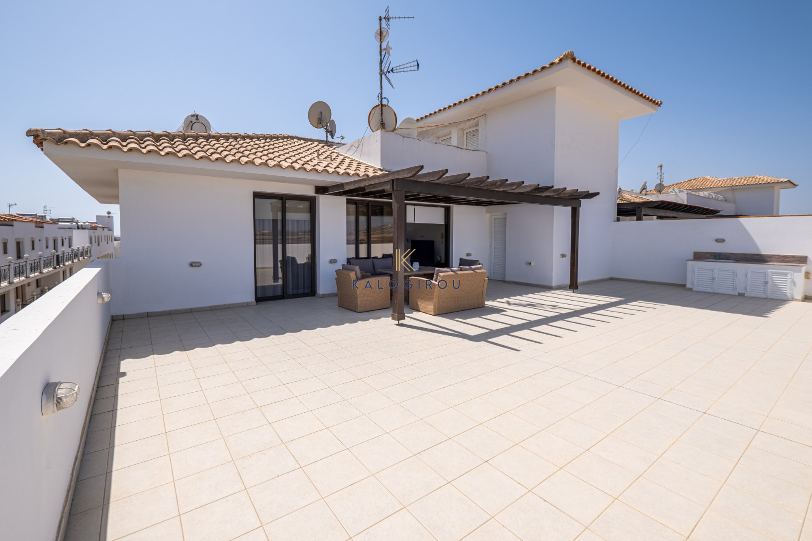 Top Floor, 2 Bedroom Flat with Roof Garden for Rent in Tersefanou area, Larnaca