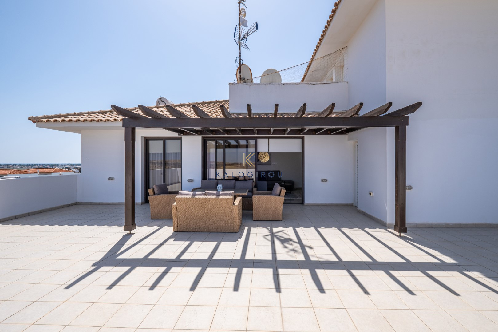 Top Floor, 2 Bedroom Flat with Roof Garden for Rent in Tersefanou area, Larnaca