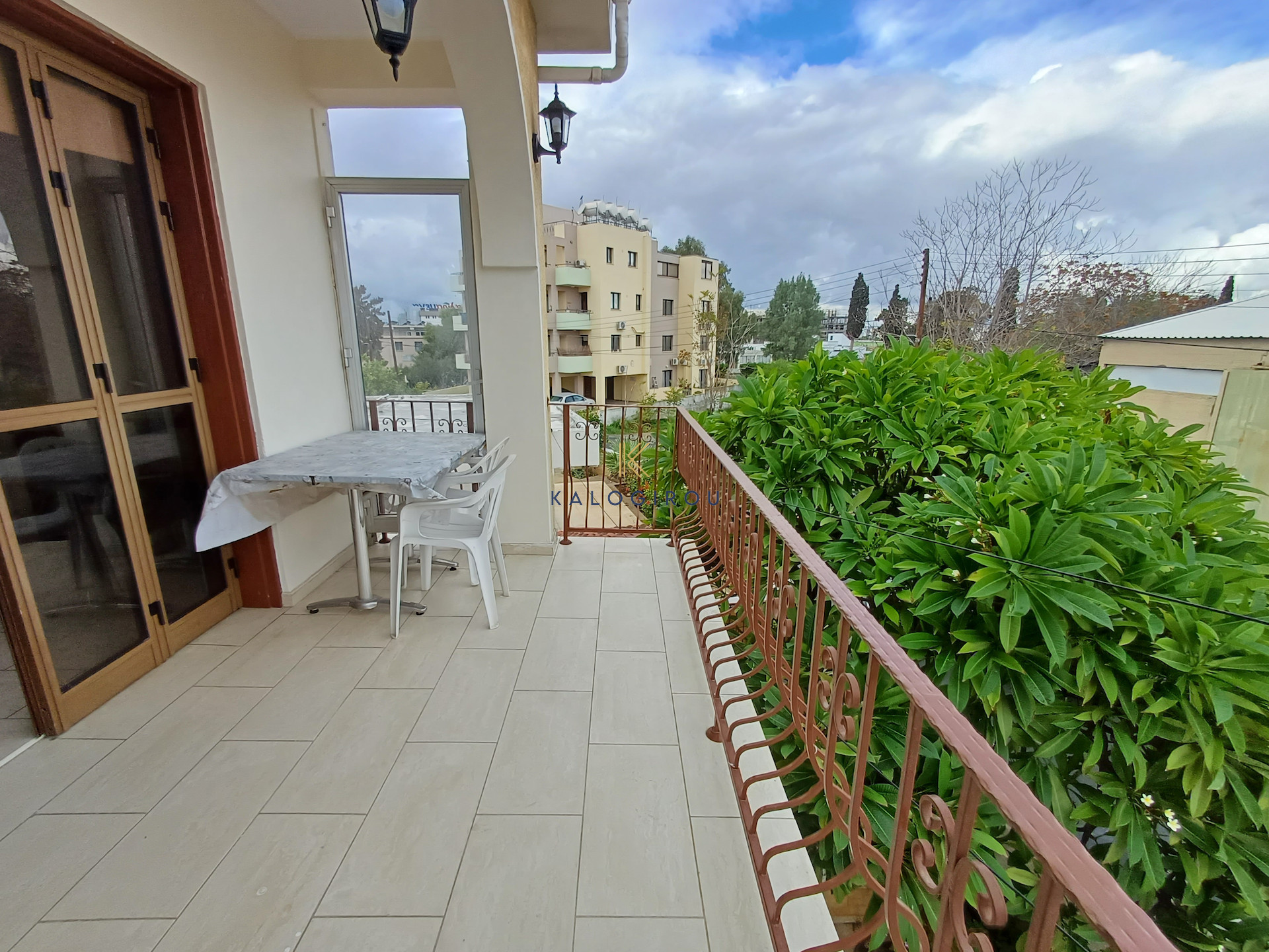 Whole-Floor, 3 Bed Large Apartment for Rent in Drosia Larnaca