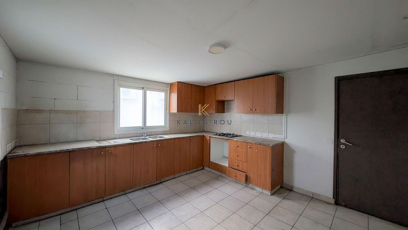 Building 682 m² for sale in Latsia, Nicosia, Cyprus